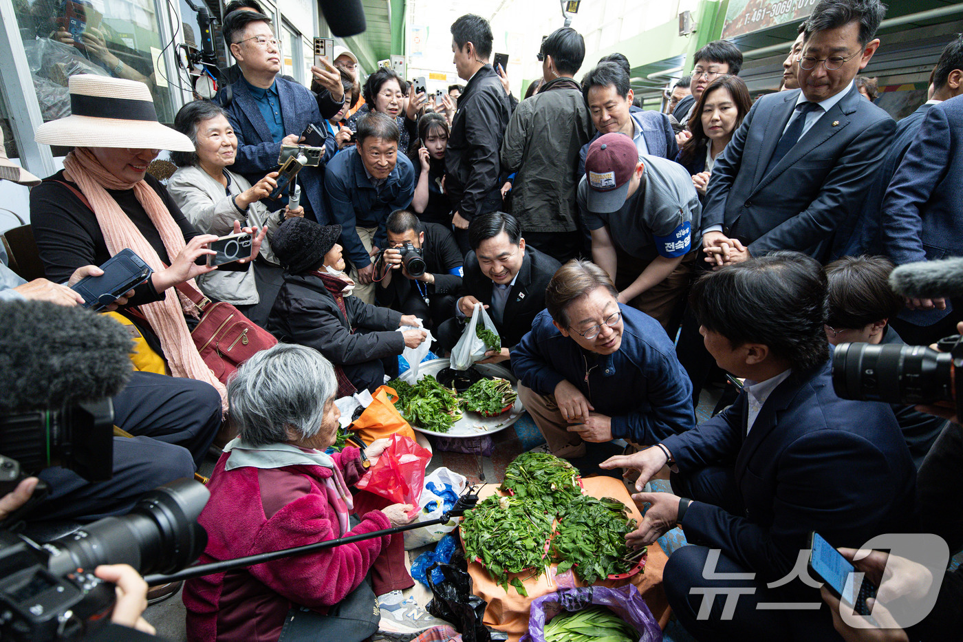 (인제=뉴스1) 이재명 기자 = '골목골목 경청투어 : 접경벨트편'에 나선 이재명 더불어민주당 대통령 후보가 2일 오후 강원 인제군 북면 원통시장에서 상인과 대화를 하고 있다. 2 …