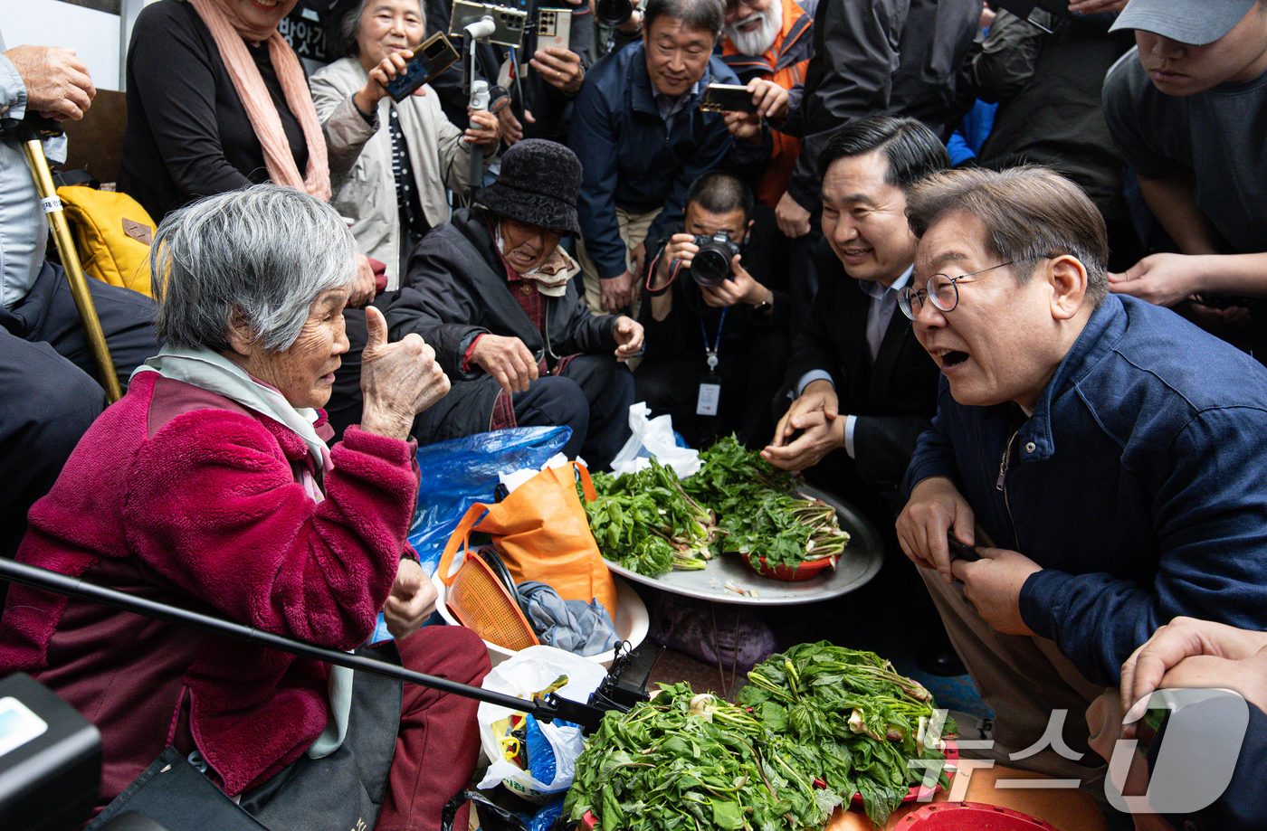 (인제=뉴스1) 이재명 기자 = '골목골목 경청투어 : 접경벨트편'에 나선 이재명 더불어민주당 대통령 후보가 2일 오후 강원 인제군 북면 원통시장에서 상인과 대화를 하고 있다. 2 …