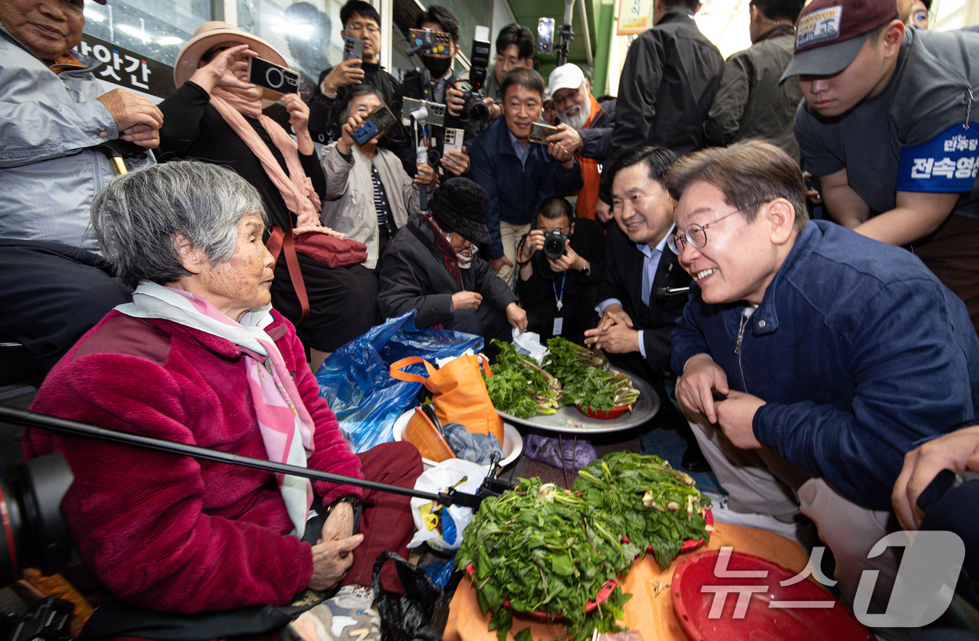 (인제=뉴스1) 이재명 기자 = '골목골목 경청투어 : 접경벨트편'에 나선 이재명 더불어민주당 대통령 후보가 2일 오후 강원 인제군 북면 원통시장에서 상인과 대화를 하고 있다. 2 …