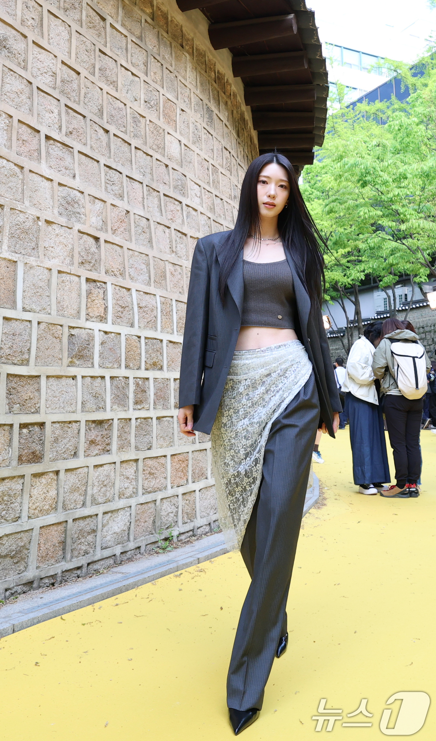 (서울=뉴스1) 권현진 기자 = 로켓펀치 수윤이 2일 서울 중구 정동 덕수궁길에서 2025 서울 스프링페스타 일환으로 열린 ’서울패션로드@정동' 패션쇼에 참석하고 있다. 2025. …