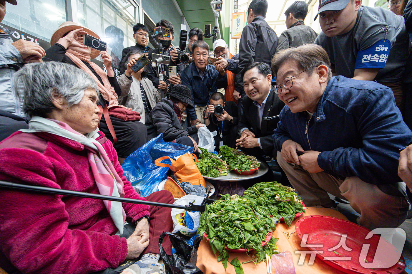 (인제=뉴스1) 이재명 기자 = '골목골목 경청투어 : 접경벨트편'에 나선 이재명 더불어민주당 대통령 후보가 2일 오후 강원 인제군 북면 원통시장에서 상인과 대화를 하고 있다. 2 …