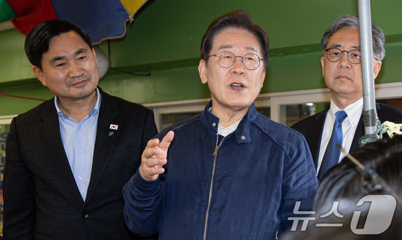 (인제=뉴스1) 이재명 기자 = '골목골목 경청투어 : 접경벨트편'에 나선 이재명 더불어민주당 대통령 후보가 2일 오후 강원 인제군 북면 원통시장에서 시민들을 향해 인사하고 있다. …