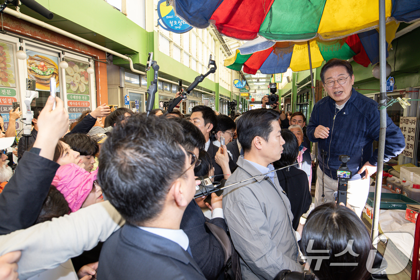(인제=뉴스1) 이재명 기자 = '골목골목 경청투어 : 접경벨트편'에 나선 이재명 더불어민주당 대통령 후보가 2일 오후 강원 인제군 북면 원통시장에서 시민들을 향해 인사하고 있다. …