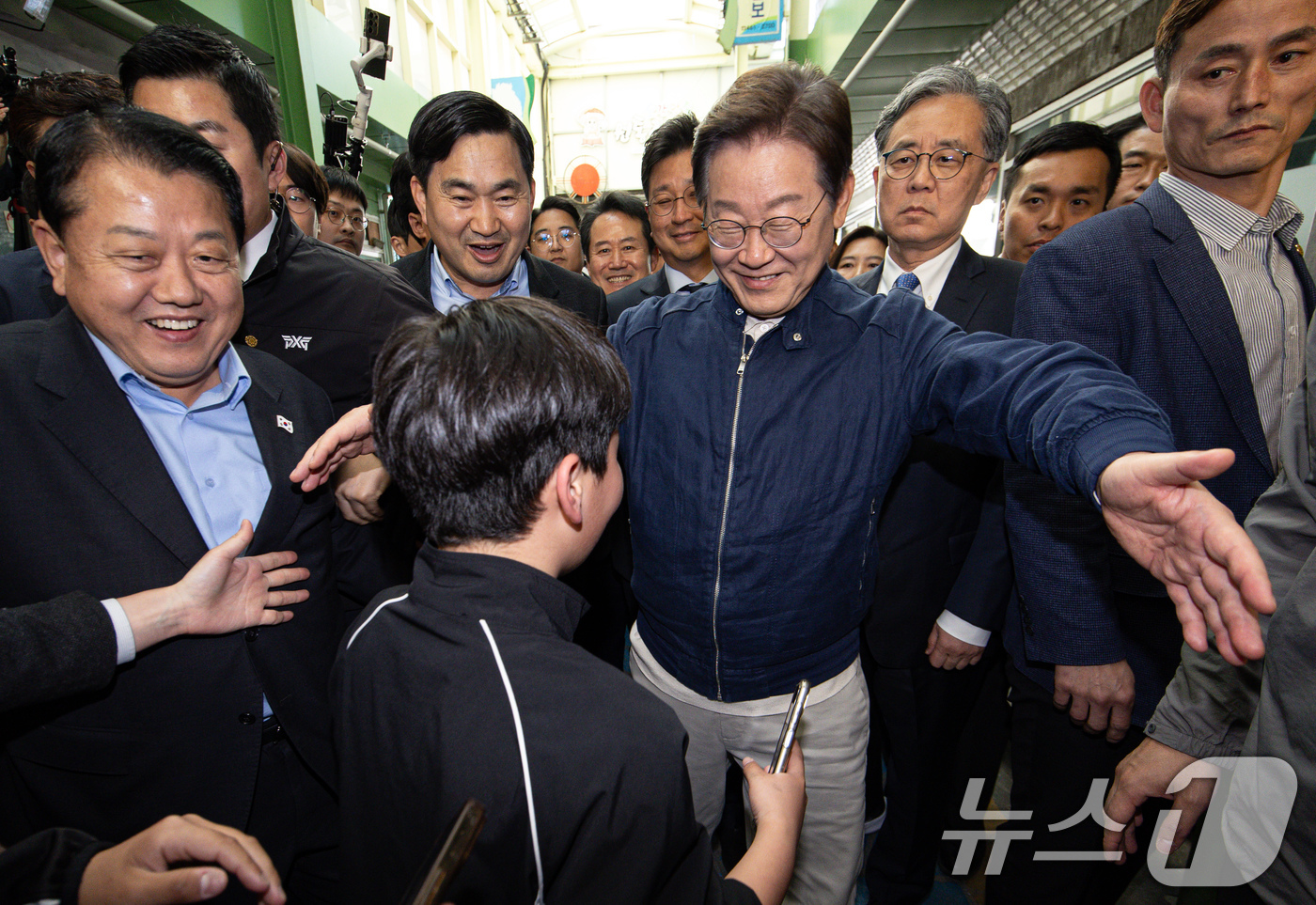 (인제=뉴스1) 이재명 기자 = '골목골목 경청투어 : 접경벨트편'에 나선 이재명 더불어민주당 대통령 후보가 2일 오후 강원 인제군 북면 원통시장에서 한 어린이를 안아주고 있다. …