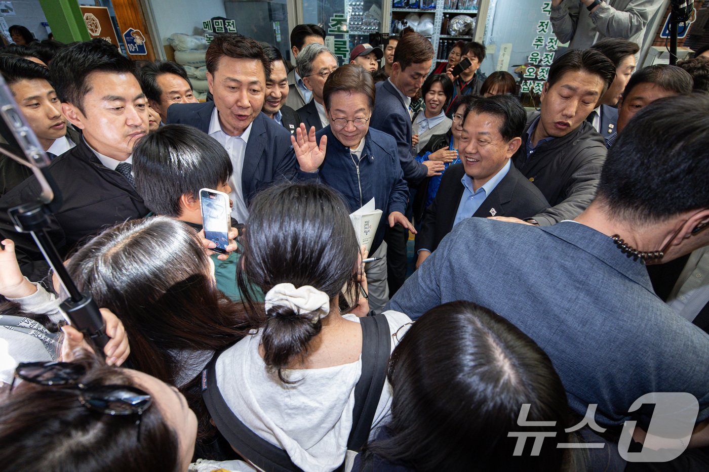 (인제=뉴스1) 이재명 기자 = '골목골목 경청투어 : 접경벨트편'에 나선 이재명 더불어민주당 대통령 후보가 2일 오후 강원 인제군 북면 원통시장에서 학생들과 인사를 나누고 있다. …