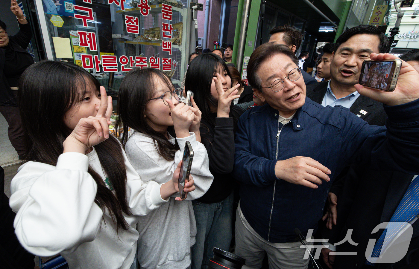 (인제=뉴스1) 이재명 기자 = '골목골목 경청투어 : 접경벨트편'에 나선 이재명 더불어민주당 대통령 후보가 2일 오후 강원 인제군 북면 원통시장에서 학생들과 함께 기념촬영을 하고 …