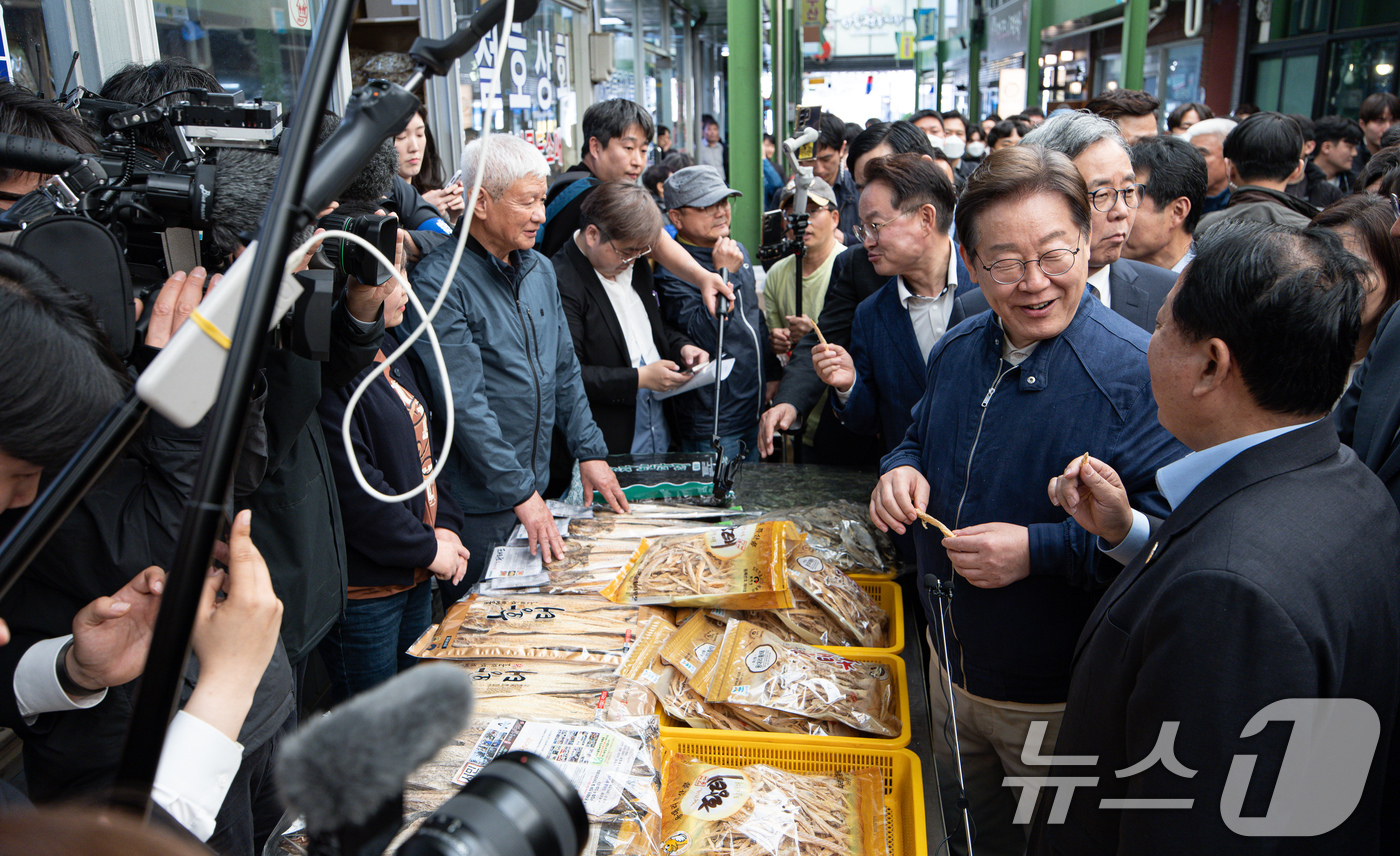 (인제=뉴스1) 이재명 기자 = '골목골목 경청투어 : 접경벨트편'에 나선 이재명 더불어민주당 대통령 후보가 2일 오후 강원 인제군 북면 원통시장에서 김병주 최고위원과 대화를 하고 …