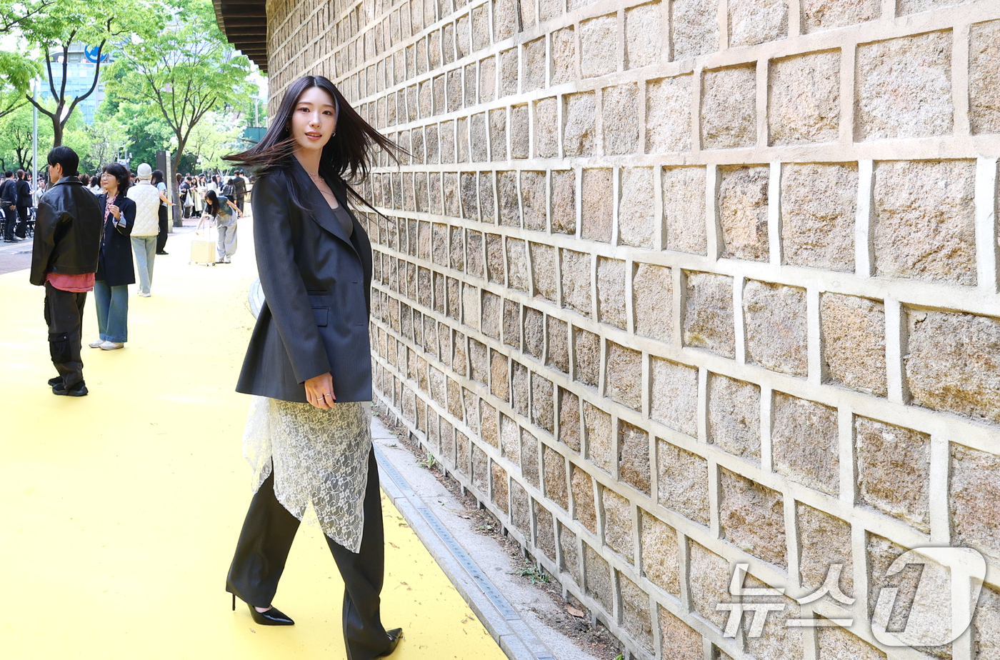 (서울=뉴스1) 권현진 기자 = 로켓펀치 수윤이 2일 서울 중구 정동 덕수궁길에서 2025 서울 스프링페스타 일환으로 열린 ’서울패션로드@정동' 패션쇼에 참석해 미소를 짓고 있다. …