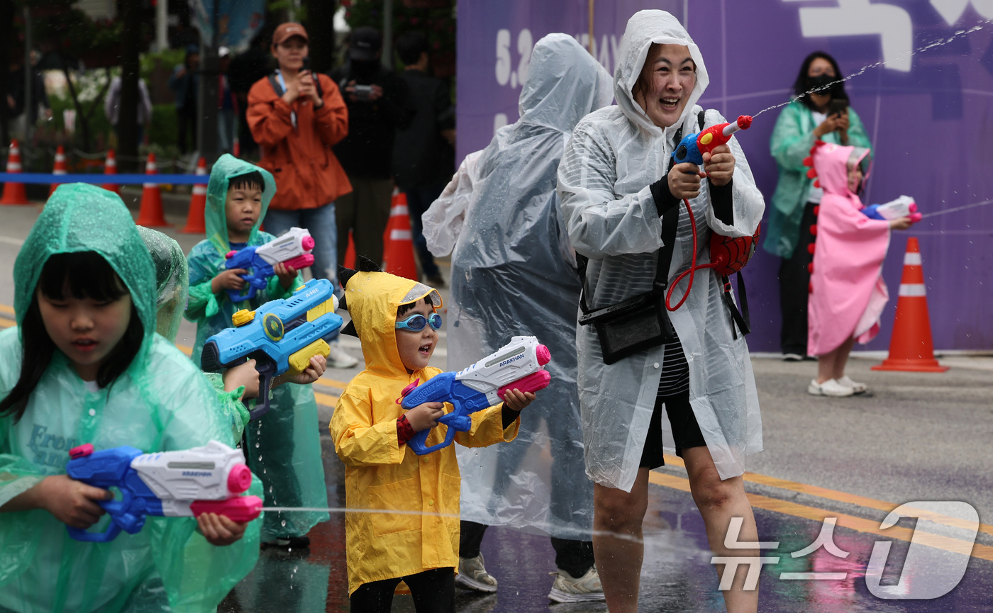 (대전=뉴스1) 김기태 기자 = 2일 대전 유성구 온천로 일원에서 열린 '유성온천축제'에서 시민들이 온천수 물총스플래쉬를 하며 즐거운 시간을 보내고 있다. 2025.5.2/뉴스1
