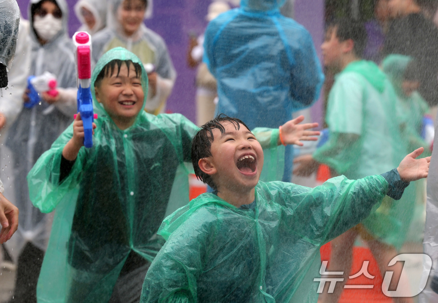 (대전=뉴스1) 김기태 기자 = 2일 대전 유성구 온천로 일원에서 열린 '유성온천축제'에서 시민들이 온천수 물총스플래쉬를 하며 즐거운 시간을 보내고 있다. 2025.5.2/뉴스1