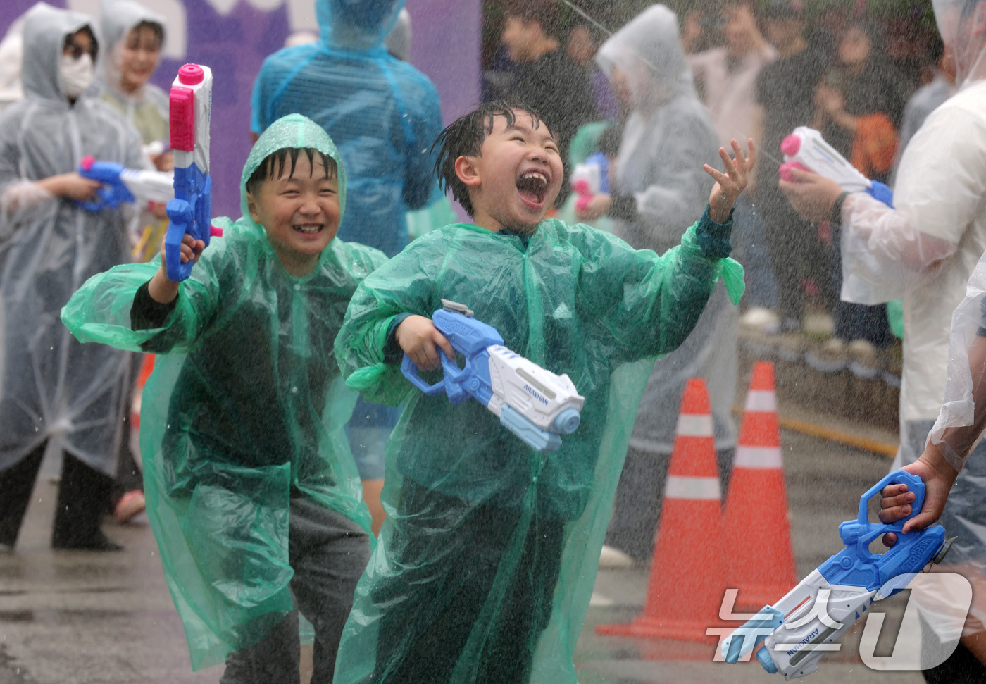 (대전=뉴스1) 김기태 기자 = 2일 대전 유성구 온천로 일원에서 열린 '유성온천축제'에서 시민들이 온천수 물총스플래쉬를 하며 즐거운 시간을 보내고 있다. 2025.5.2/뉴스1