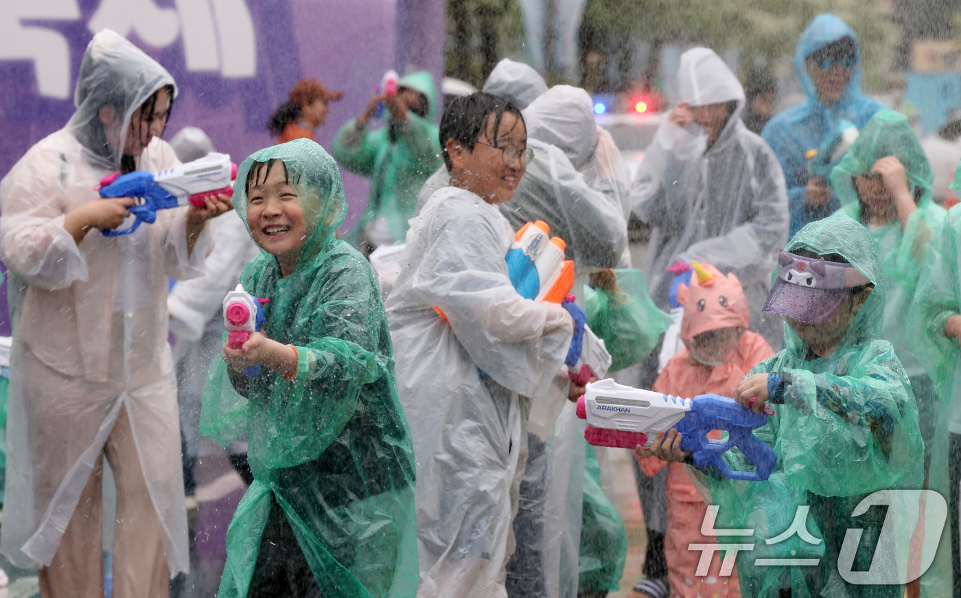 (대전=뉴스1) 김기태 기자 = 2일 대전 유성구 온천로 일원에서 열린 '유성온천축제'에서 시민들이 온천수 물총스플래쉬를 하며 즐거운 시간을 보내고 있다. 2025.5.2/뉴스1