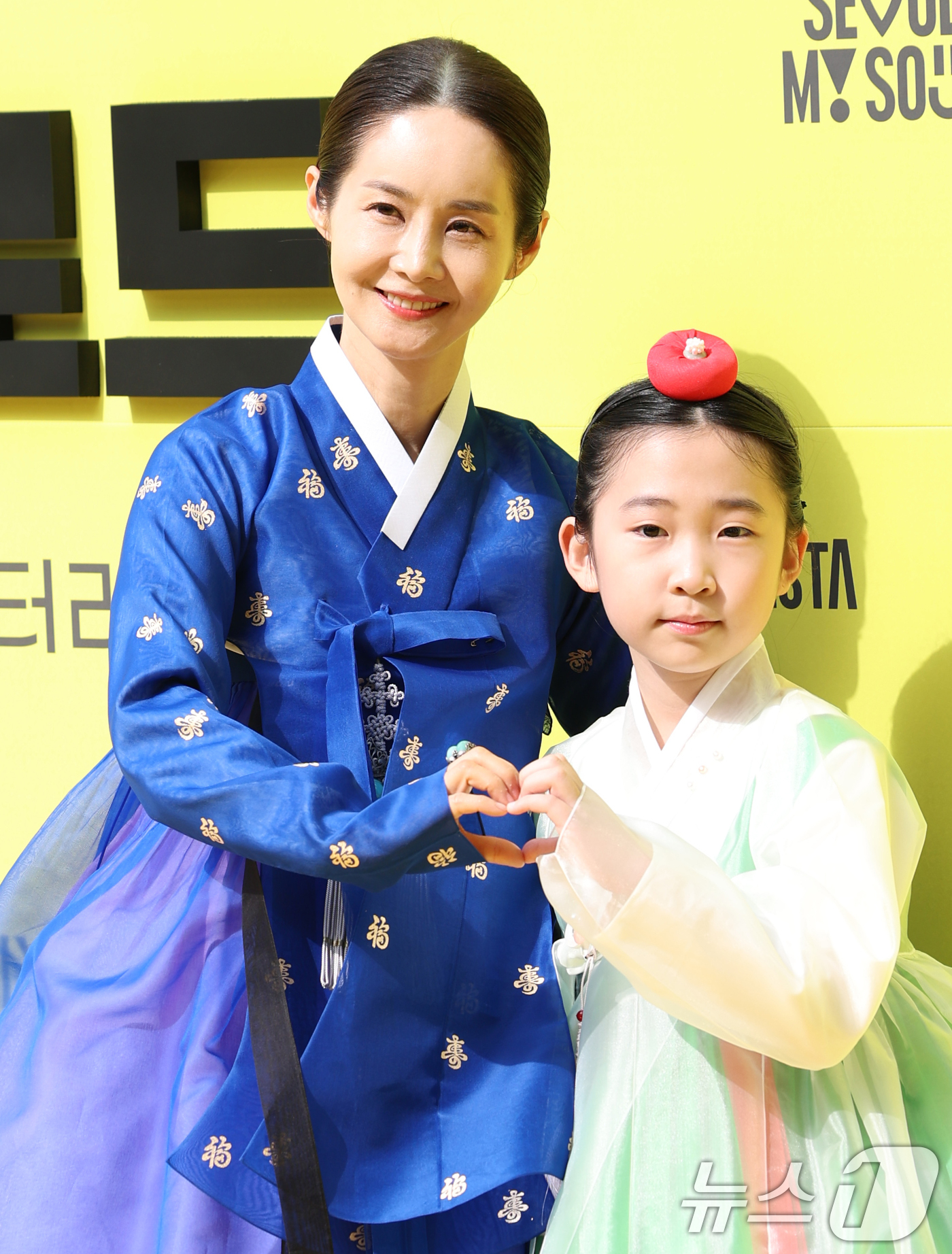 (서울=뉴스1) 권현진 기자 = '임요한의 아내' 김가연이 2일 서울 중구 정동 덕수궁길에서 2025 서울 스프링페스타 일환으로 열린 ’서울패션로드@정동' 패션쇼에 막내딸과 함께 …