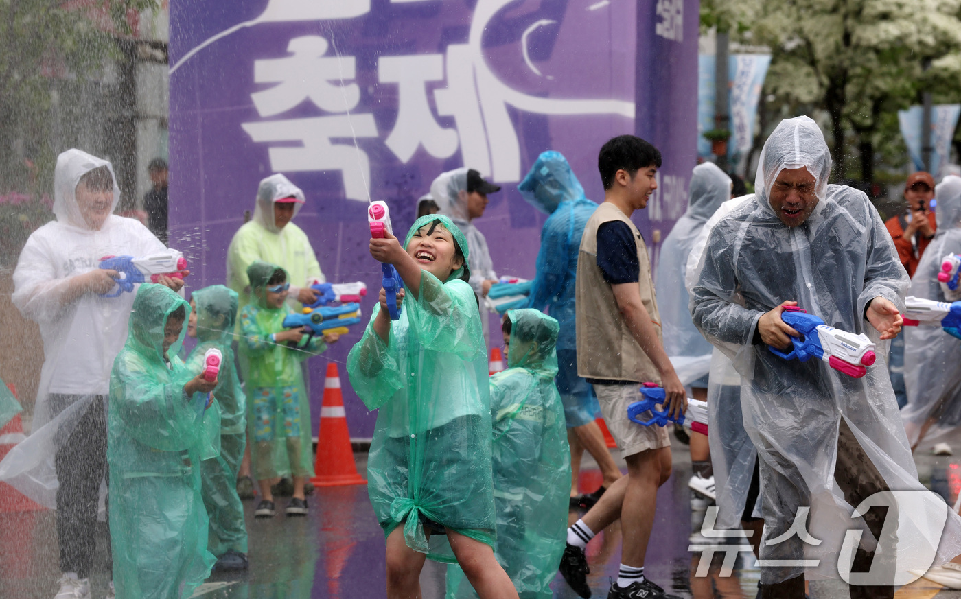 (대전=뉴스1) 김기태 기자 = 2일 대전 유성구 온천로 일원에서 열린 '유성온천축제'에서 시민들이 온천수 물총스플래쉬를 하며 즐거운 시간을 보내고 있다. 2025.5.2/뉴스1