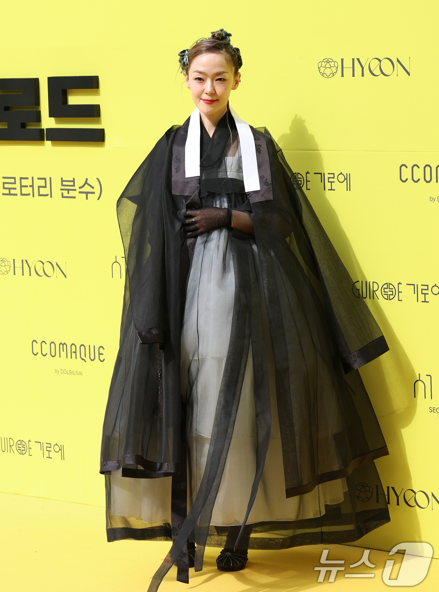 (서울=뉴스1) 권현진 기자 = 가수 자우림의 김윤아가 2일 서울 중구 정동 덕수궁길에서 열린 '2025 서울패션로드@정동' 현장 패션쇼에 참석해 포즈를 취하고 있다. 2025.5 …