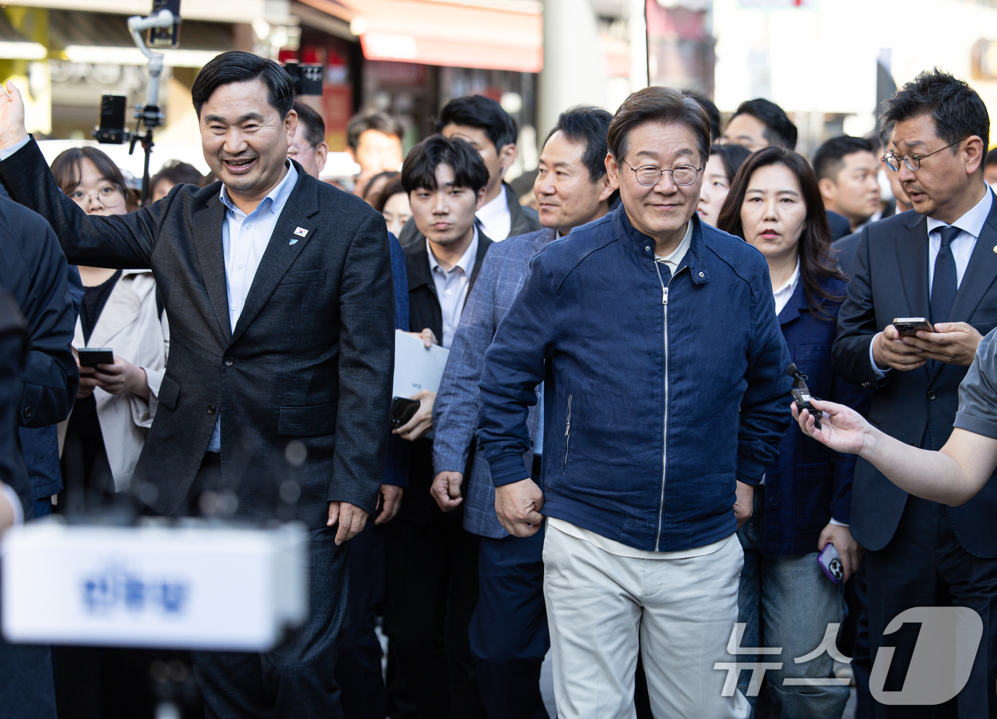 (인제=뉴스1) 이재명 기자 = '골목골목 경청투어 : 접경벨트편'에 나선 이재명 더불어민주당 대통령 후보가 2일 오후 강원 인제군 북면 원통시장에서 시민들과 인사를 마친 후 백브 …