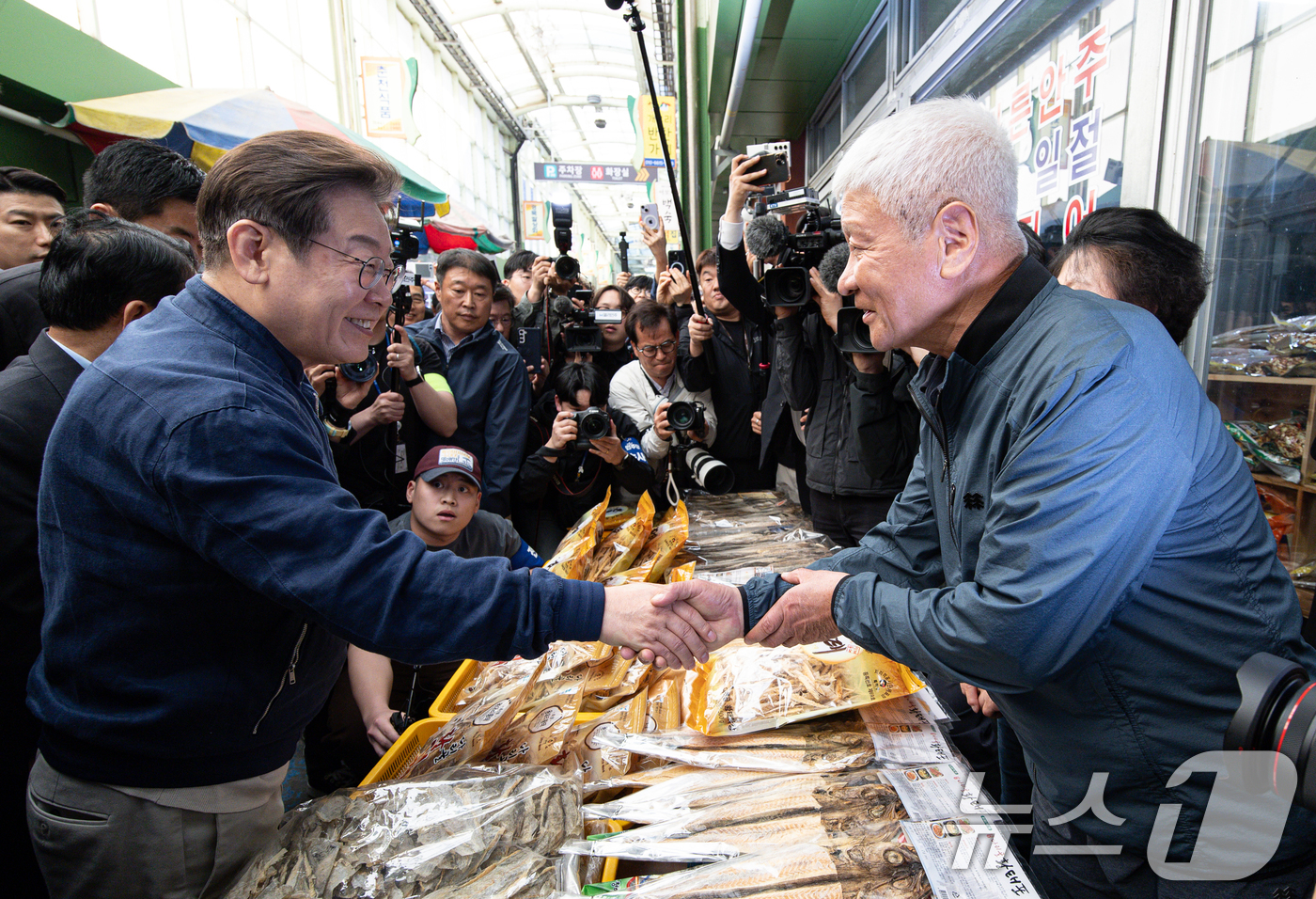 (인제=뉴스1) 이재명 기자 = '골목골목 경청투어 : 접경벨트편'에 나선 이재명 더불어민주당 대통령 후보가 2일 오후 강원 인제군 북면 원통시장에서 상인과 대화를 하고 있다. 2 …