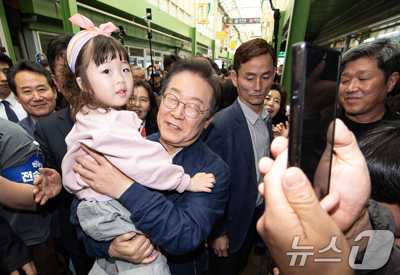 (인제=뉴스1) 이재명 기자 = '골목골목 경청투어 : 접경벨트편'에 나선 이재명 더불어민주당 대통령 후보가 2일 오후 강원 인제군 북면 원통시장에서 한 어린이와 함께 기념촬영을 …