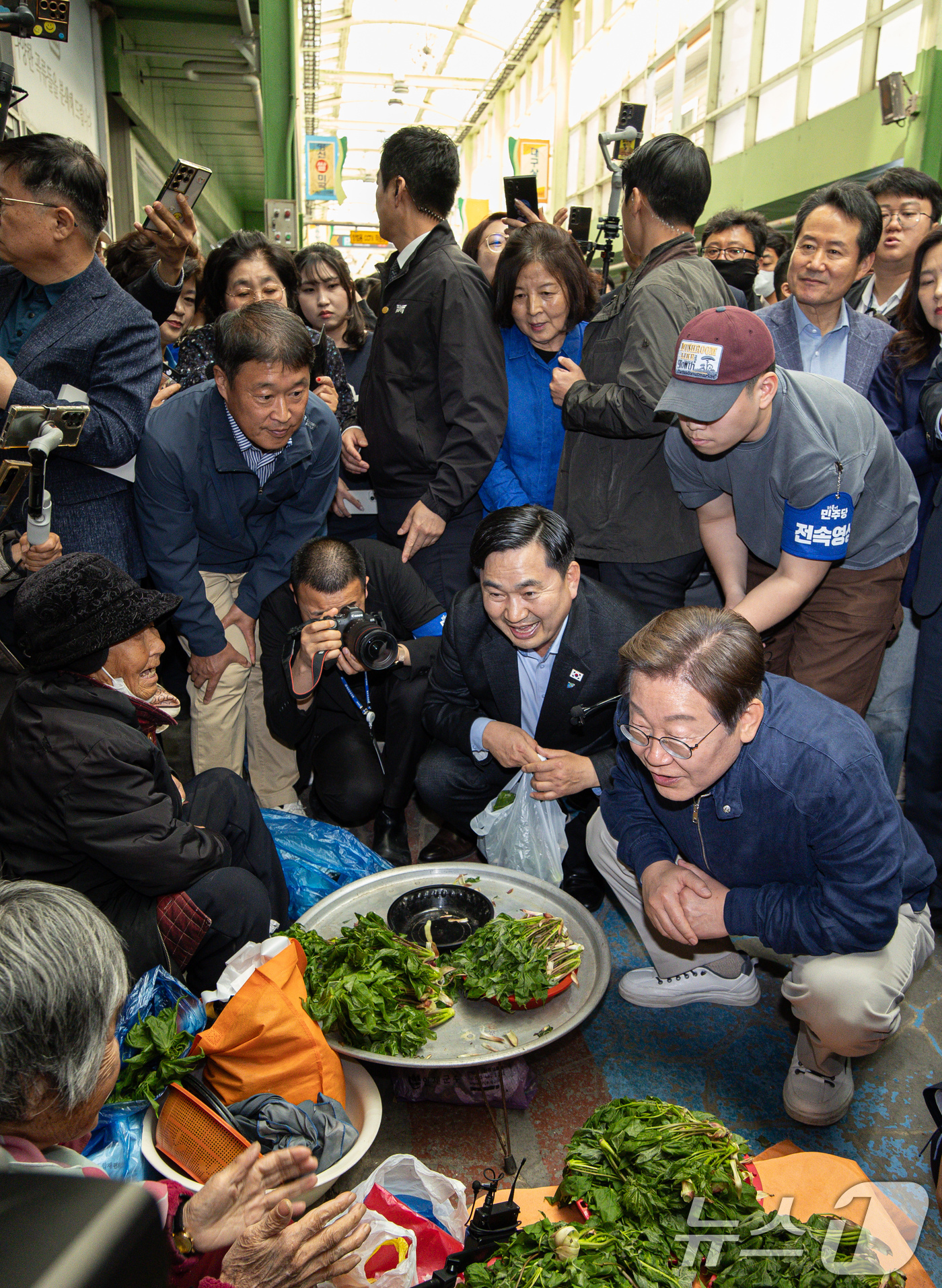 (인제=뉴스1) 이재명 기자 = '골목골목 경청투어 : 접경벨트편'에 나선 이재명 더불어민주당 대통령 후보가 2일 오후 강원 인제군 북면 원통시장에서 상인과 대화를 나누고 있다. …