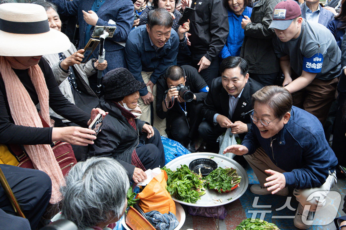 (인제=뉴스1) 이재명 기자 = '골목골목 경청투어 : 접경벨트편'에 나선 이재명 더불어민주당 대통령 후보가 2일 오후 강원 인제군 북면 원통시장에서 상인과 대화를 나누고 있다. …