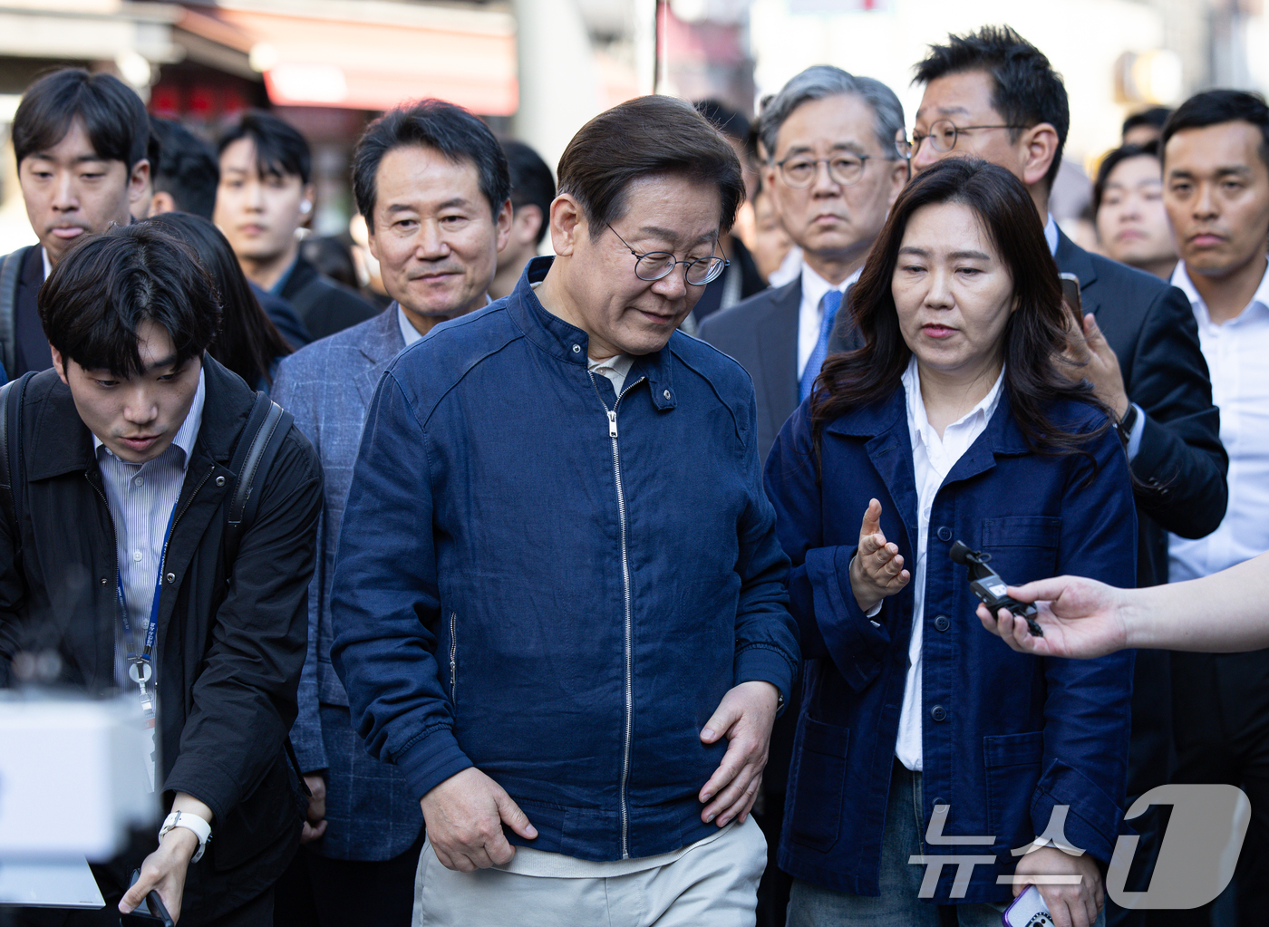 (인제=뉴스1) 이재명 기자 = '골목골목 경청투어 : 접경벨트편'에 나선 이재명 더불어민주당 대통령 후보가 2일 오후 강원 인제군 북면 원통시장에서 시민들과 인사를 마친 후 백브 …