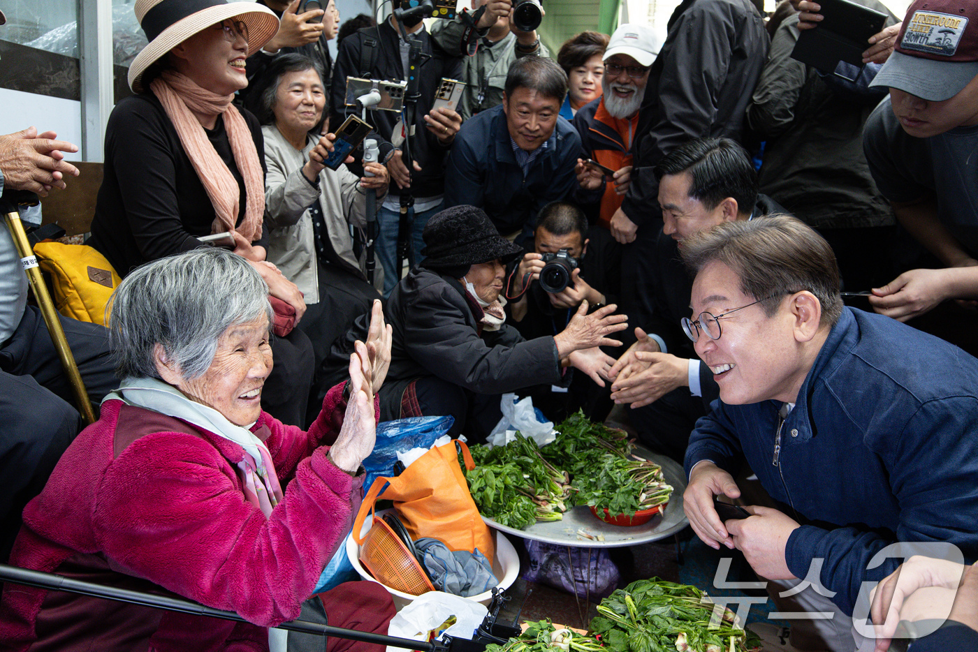 (인제=뉴스1) 이재명 기자 = '골목골목 경청투어 : 접경벨트편'에 나선 이재명 더불어민주당 대통령 후보가 2일 오후 강원 인제군 북면 원통시장에서 상인과 대화를 나누고 있다. …