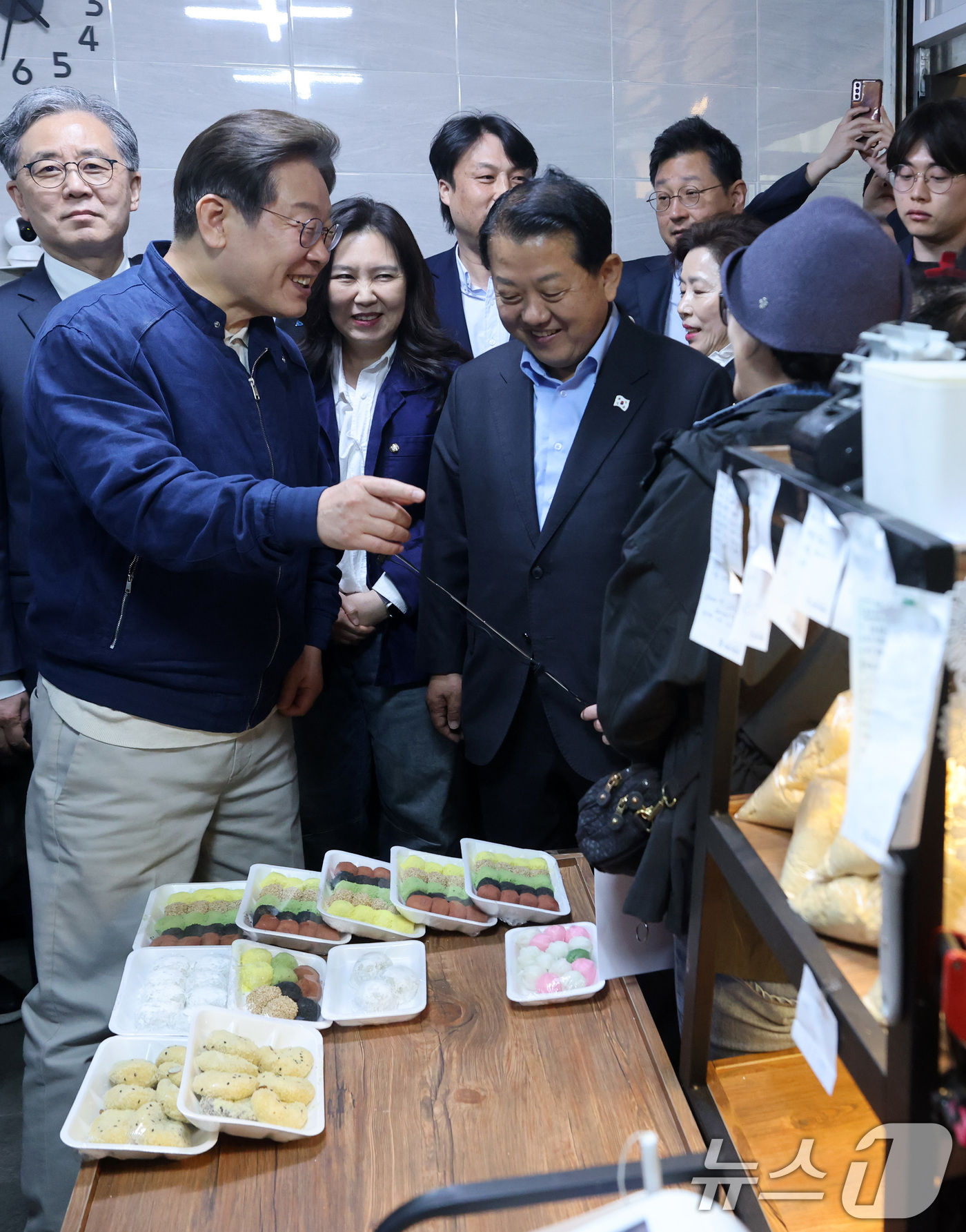 (인제=뉴스1) 이재명 기자 = '골목골목 경청투어 : 접경벨트편'에 나선 이재명 더불어민주당 대통령 후보가 2일 오후 강원 인제군 북면 원통시장에 위치한 떡집을 찾아 상인과 대화 …