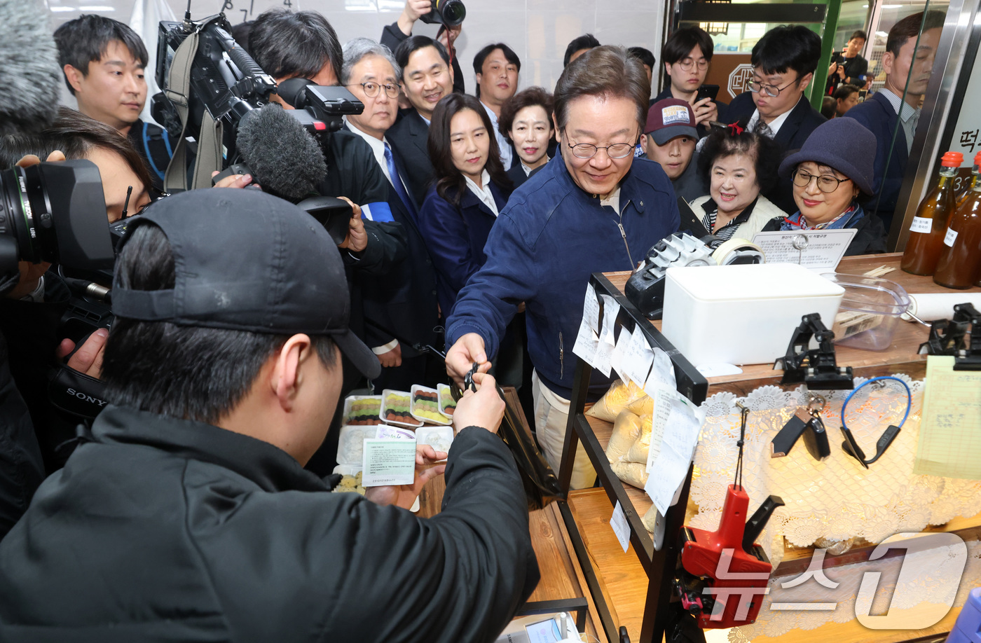 (인제=뉴스1) 이재명 기자 = '골목골목 경청투어 : 접경벨트편'에 나선 이재명 더불어민주당 대통령 후보가 2일 오후 강원 인제군 북면 원통시장에 위치한 떡집을 찾아 지역화폐로 …