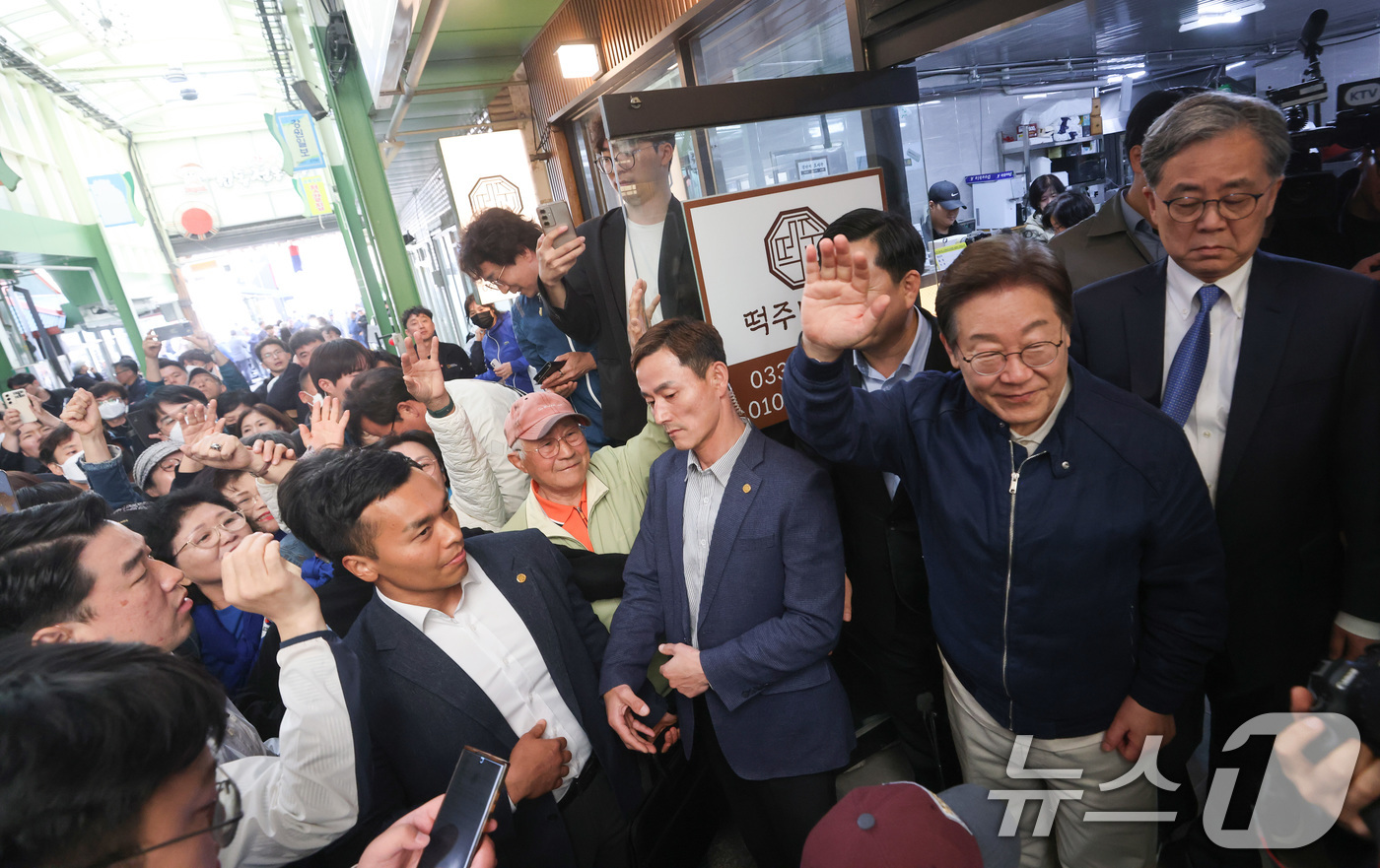 (인제=뉴스1) 이재명 기자 = '골목골목 경청투어 : 접경벨트편'에 나선 이재명 더불어민주당 대통령 후보가 2일 오후 강원 인제군 북면 원통시장에서 시민들을 향해 인사하고 있다. …