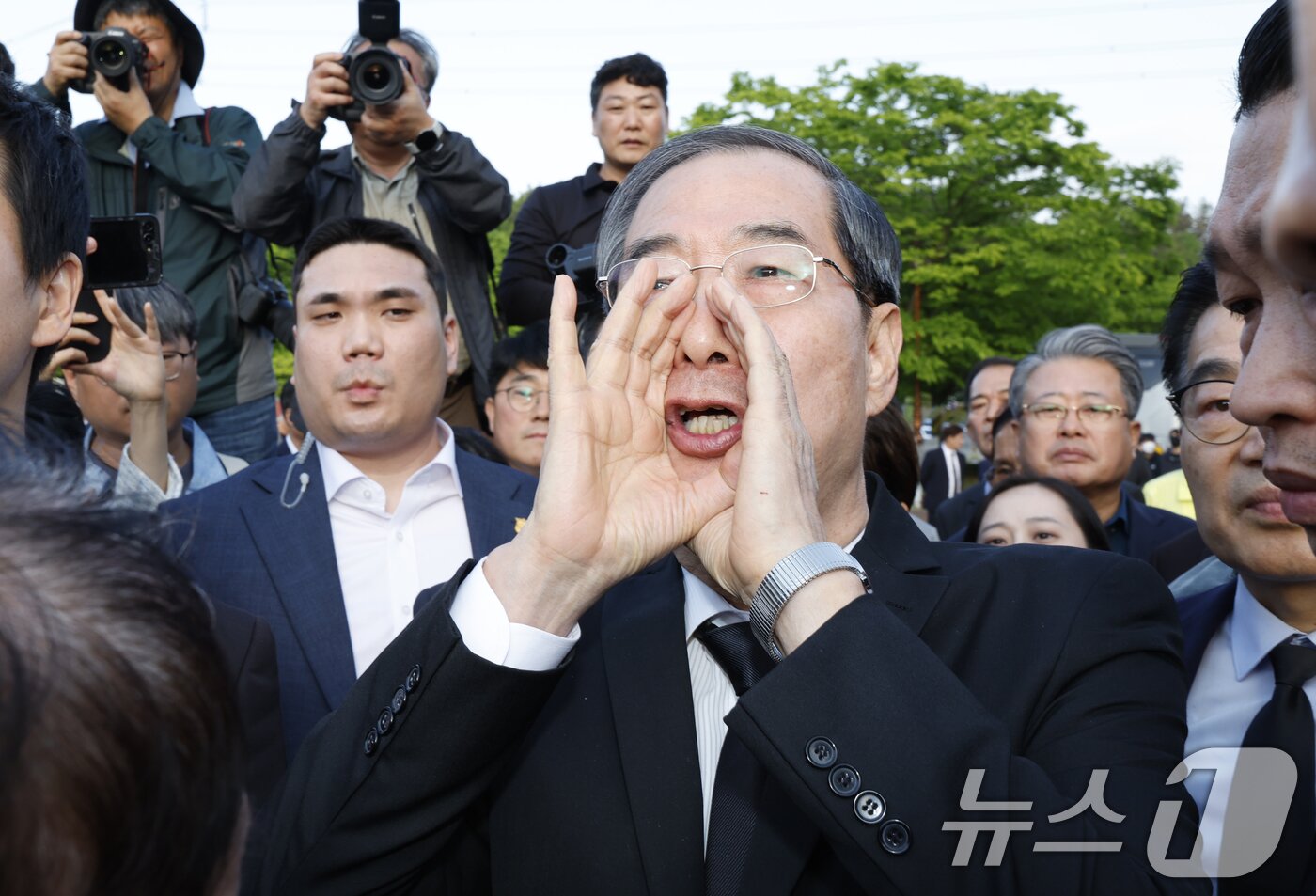 본문 이미지 - 한덕수 전 국무총리가 2일 오후 광주시 국립5.18민주묘역에 참배하려다 시민단체 반발로 입장이 막히자 &#34;나도 호남사람입니다＂라고 외치고 있다. 2025.5.2/뉴스1 ⓒ News1 김태성 기자