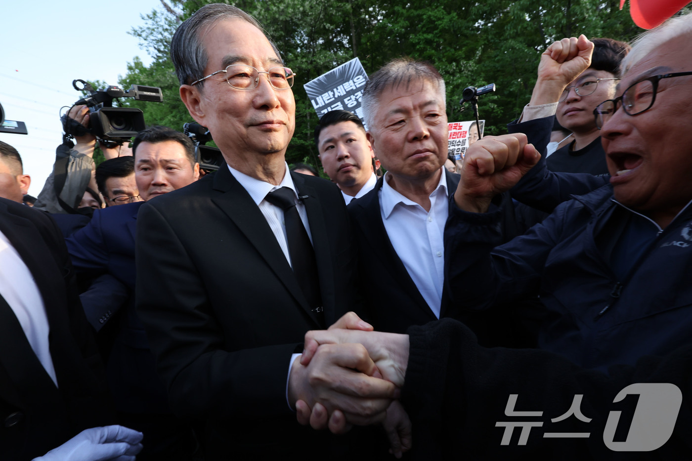 (광주=뉴스1) 박지현 기자 = 대통령 선거 출마에 나선 한덕수 전 국무총리가 2일 광주 북구 운정동 국립5·18민주묘지에서 지지자와 악수하고 있다. 2025.5.2/뉴스1