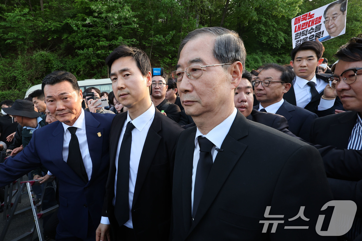 (광주=뉴스1) 박지현 기자 = 대통령 선거에 나선 한덕수 전 국무총리가 2일 오후 광주 북구 운정동 국립5·18민주묘지에 방문했으나 시민단체 반발에 참배를 하지 못하고 발걸음을 …