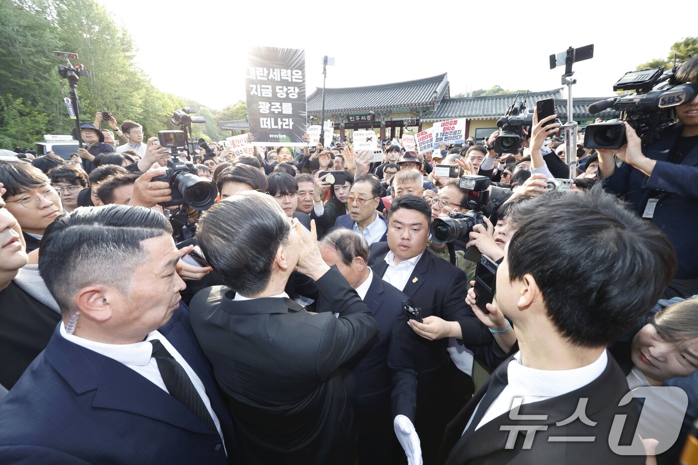본문 이미지 - 한덕수 전 국무총리가 2일 오후 광주시 국립5.18민주묘역에 참배하려다 시민단체 반발로 입장이 막히자 &#34;나도 호남사람입니다＂라고 외치고 있다. 2025.5.2/뉴스1 ⓒ News1 김태성 기자