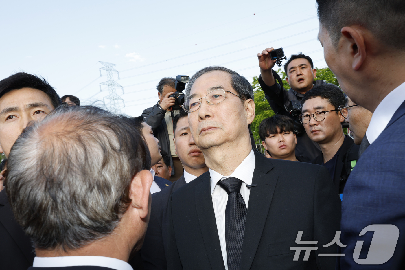 (광주=뉴스1) 김태성 기자 = 대통령 선거에 나선 한덕수 전 국무총리가 2일 오후 광주 북구 운정동 국립5·18민주묘지에 방문했으나 시민단체 반발에 막히고 있다. 2025.5.2 …