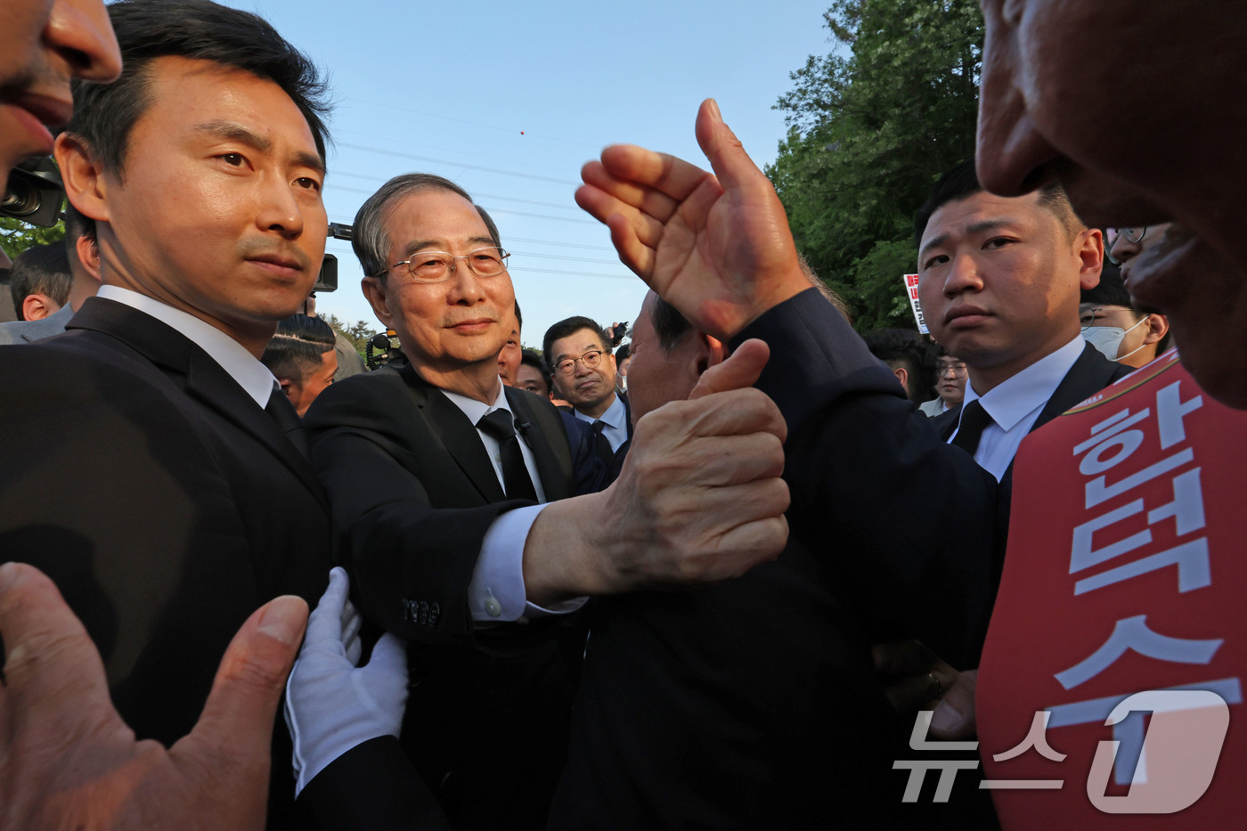 (광주=뉴스1) 박지현 기자 = 대통령 선거 출마에 나선 한덕수 전 국무총리가 2일 광주 북구 운정동 국립5·18민주묘지에서 지지자와 악수하고 있다. 2025.5.2/뉴스1