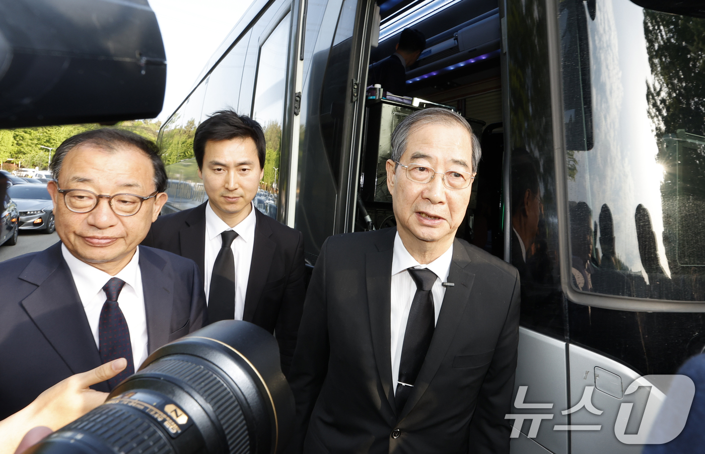 (광주=뉴스1) 김태성 기자 = 대통령 선거 출마에 나선 한덕수 전 국무총리가 2일 광주 북구 운정동 국립5·18민주묘지에 도착하고 있다. 2025.5.2/뉴스1
