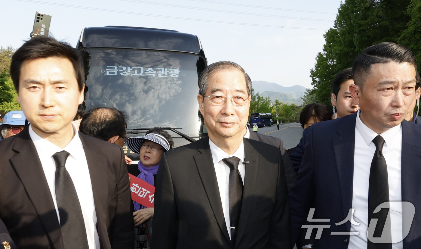 (광주=뉴스1) 김태성 기자 = 대통령 선거 출마에 나선 한덕수 전 국무총리가 2일 광주 북구 운정동 국립5·18민주묘지에 도착하고 있다. 2025.5.2/뉴스1