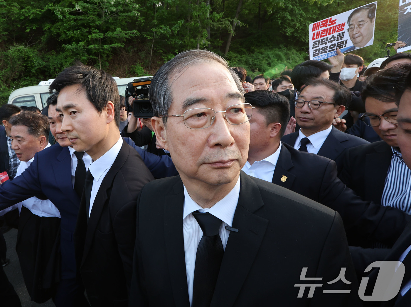 (광주=뉴스1) 박지현 기자 = 대통령 선거에 나선 한덕수 전 국무총리가 2일 오후 광주 북구 운정동 국립5·18민주묘지에 방문했으나 시민단체 반발에 참배를 하지 못하고 발걸음을 …