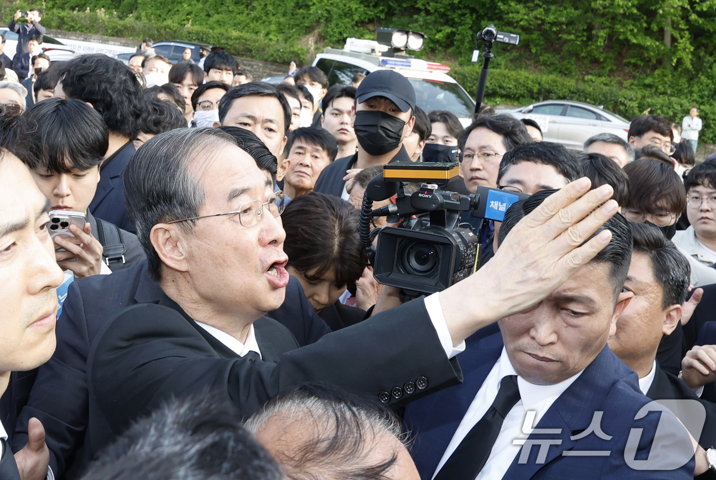 (광주=뉴스1) 김태성 기자 = 한덕수 전 국무총리가 2일 국립5.18민주묘역을 참배하려다 시민단체 반발로 입장이 막히자 "나도 호남사람입니다"라고 외치고 있다. 2025.5.2/ …