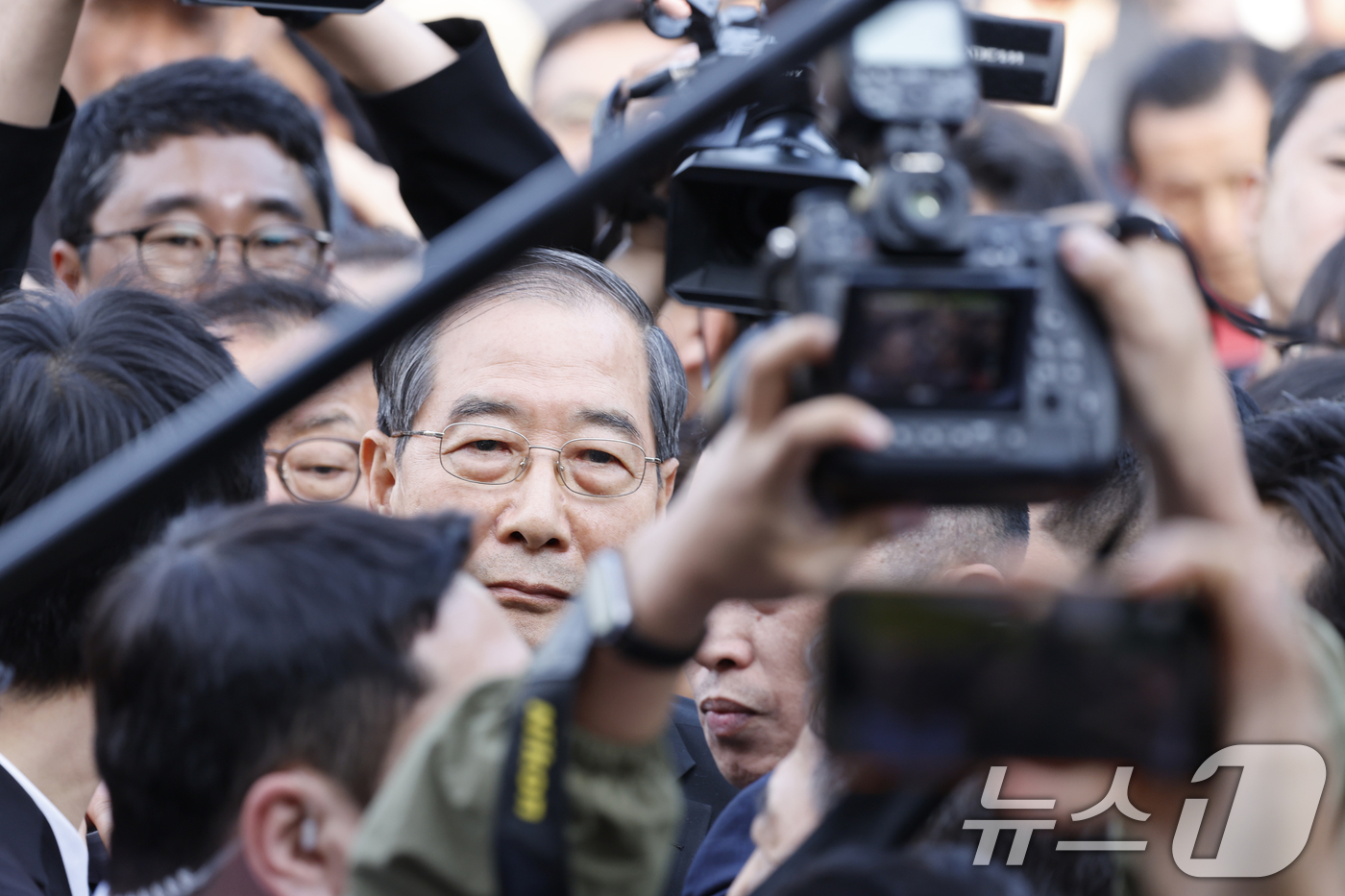 (광주=뉴스1) 김태성 기자 = 대통령 선거에 나선 한덕수 전 국무총리가 2일 오후 광주 북구 운정동 국립5·18민주묘지에 방문했으나 시민단체 반발에 막히고 있다. 2025.5.2 …