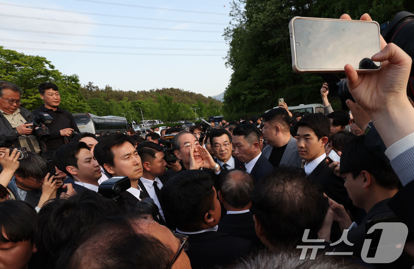 (광주=뉴스1) 박지현 기자 = 대통령 출마 선언 이후 첫 일정으로 광주를 찾은 한덕수 전 국무총리가 2일 광주 북구 운정동 국립5·18민주묘지에서 반발하는 시민단체에 읍소하고 있 …