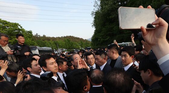 양손 대고 읍소하는 한덕수