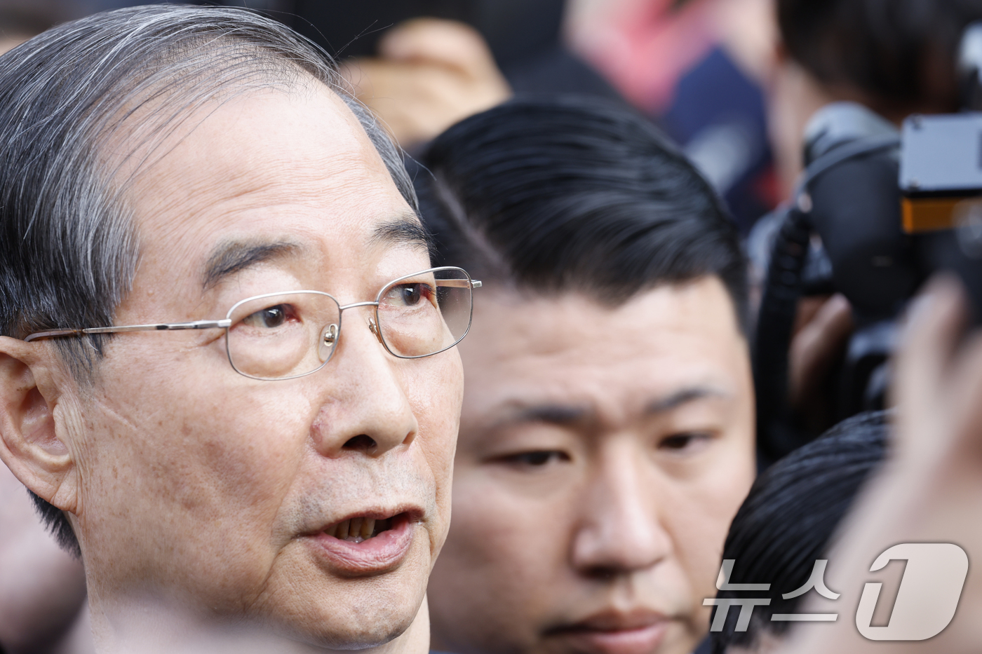 (광주=뉴스1) 김태성 기자 = 대통령 선거에 나선 한덕수 전 국무총리가 2일 오후 광주 북구 운정동 국립5·18민주묘지에 방문했으나 시민단체 반발에 막히고 있다. 2025.5.2 …