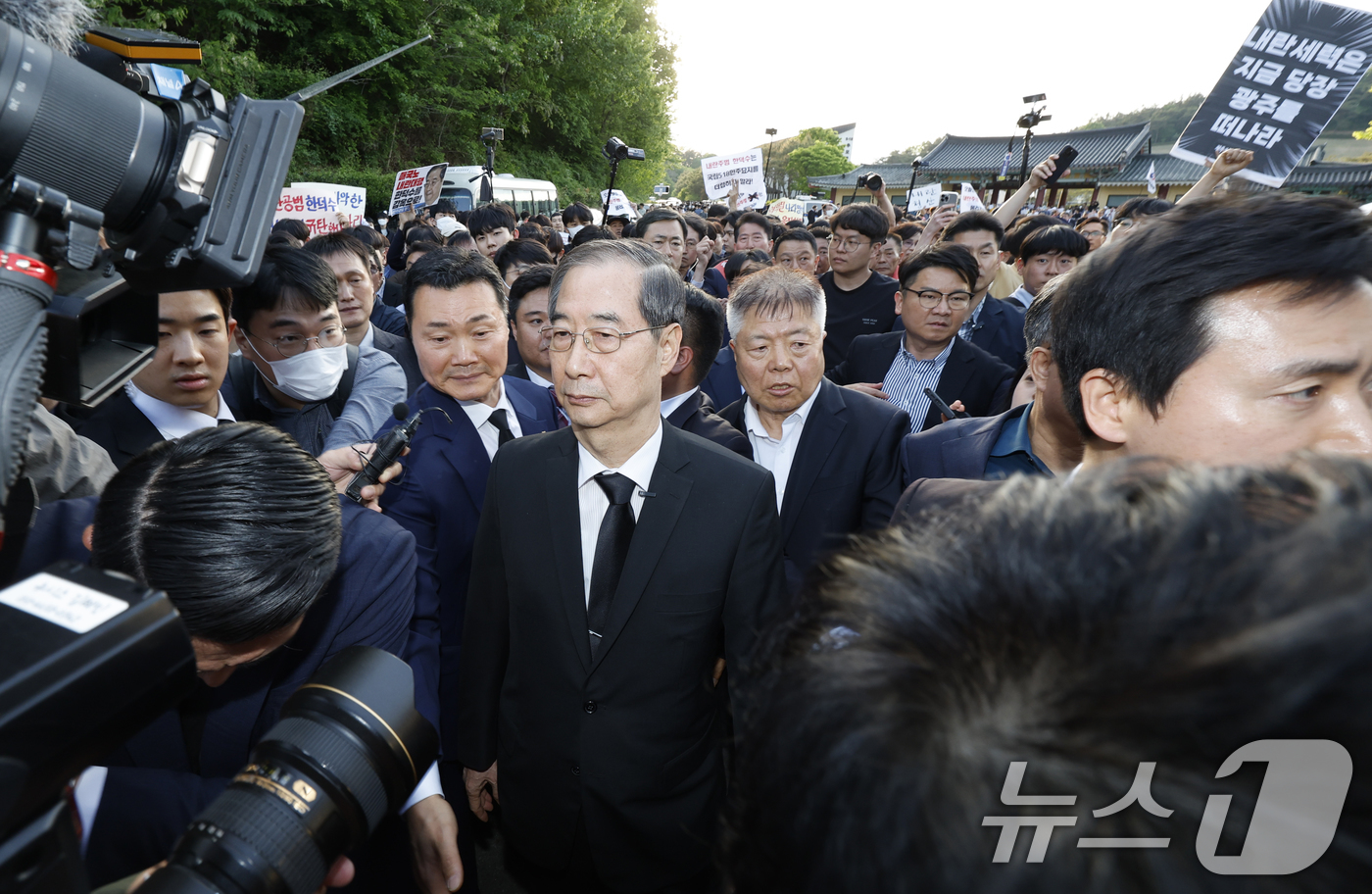 (광주=뉴스1) 김태성 기자 = 대통령 선거에 나선 한덕수 전 국무총리가 2일 오후 광주 북구 운정동 국립5·18민주묘지에 방문했으나 시민단체 반발에 참배를 하지 못하고 발걸음을 …