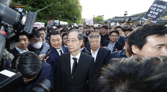 5.18 묘역에서 돌아서는 한덕수
