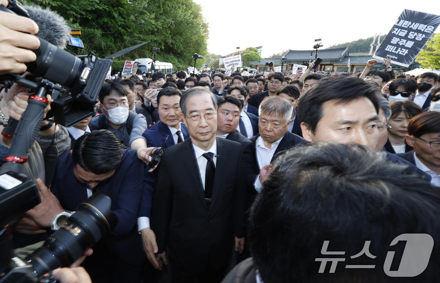 (광주=뉴스1) 김태성 기자 = 대통령 선거에 나선 한덕수 전 국무총리가 2일 오후 광주 북구 운정동 국립5·18민주묘지에 방문했으나 시민단체 반발에 참배를 하지 못하고 발걸음을 …