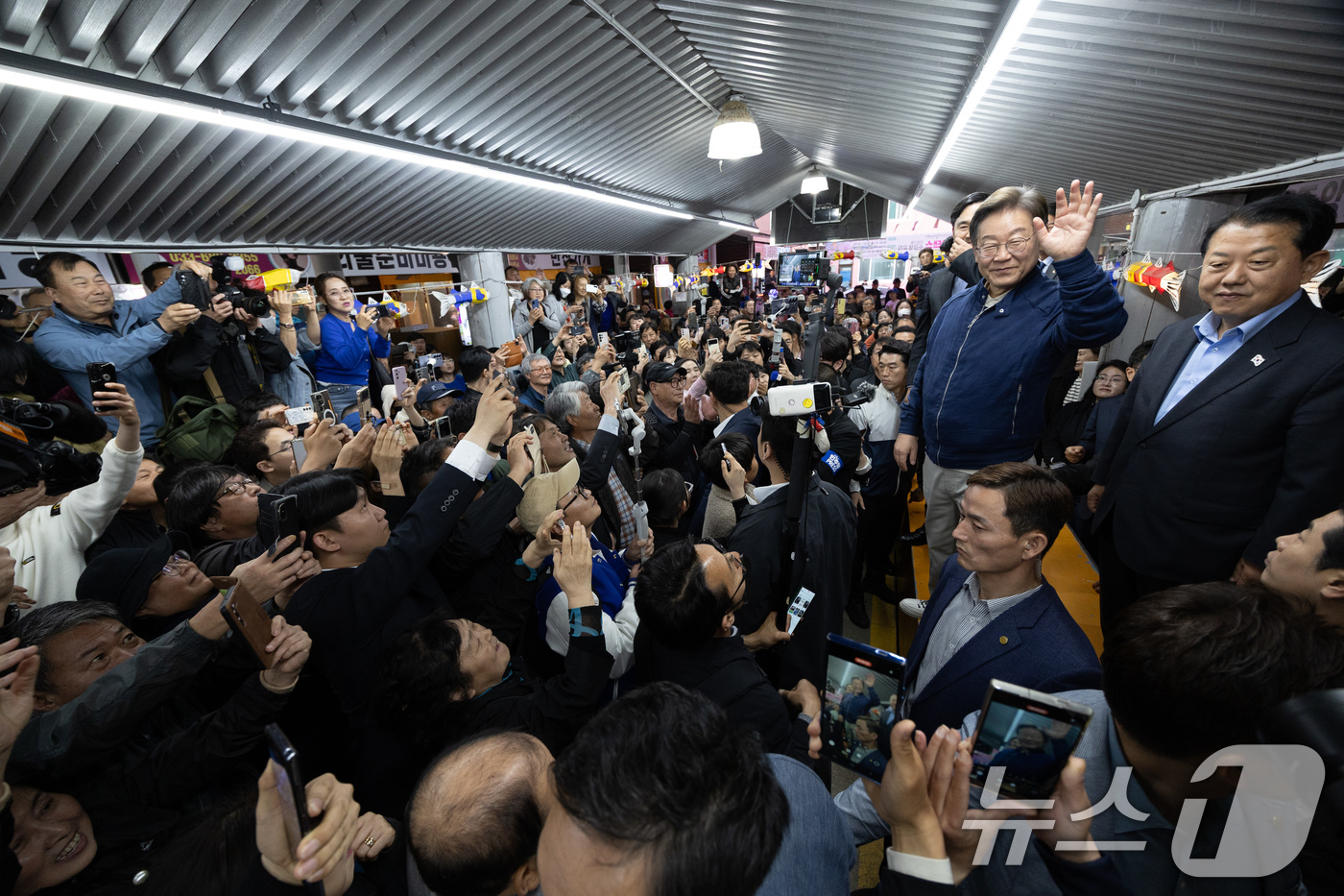 (고성=뉴스1) 이재명 기자 = '골목골목 경청투어 : 접경벨트편'에 나선 이재명 더불어민주당 대통령 후보가 2일 오후 강원 고성군 거진전통시장에서 시민들을 향해 인사하고 있다. …