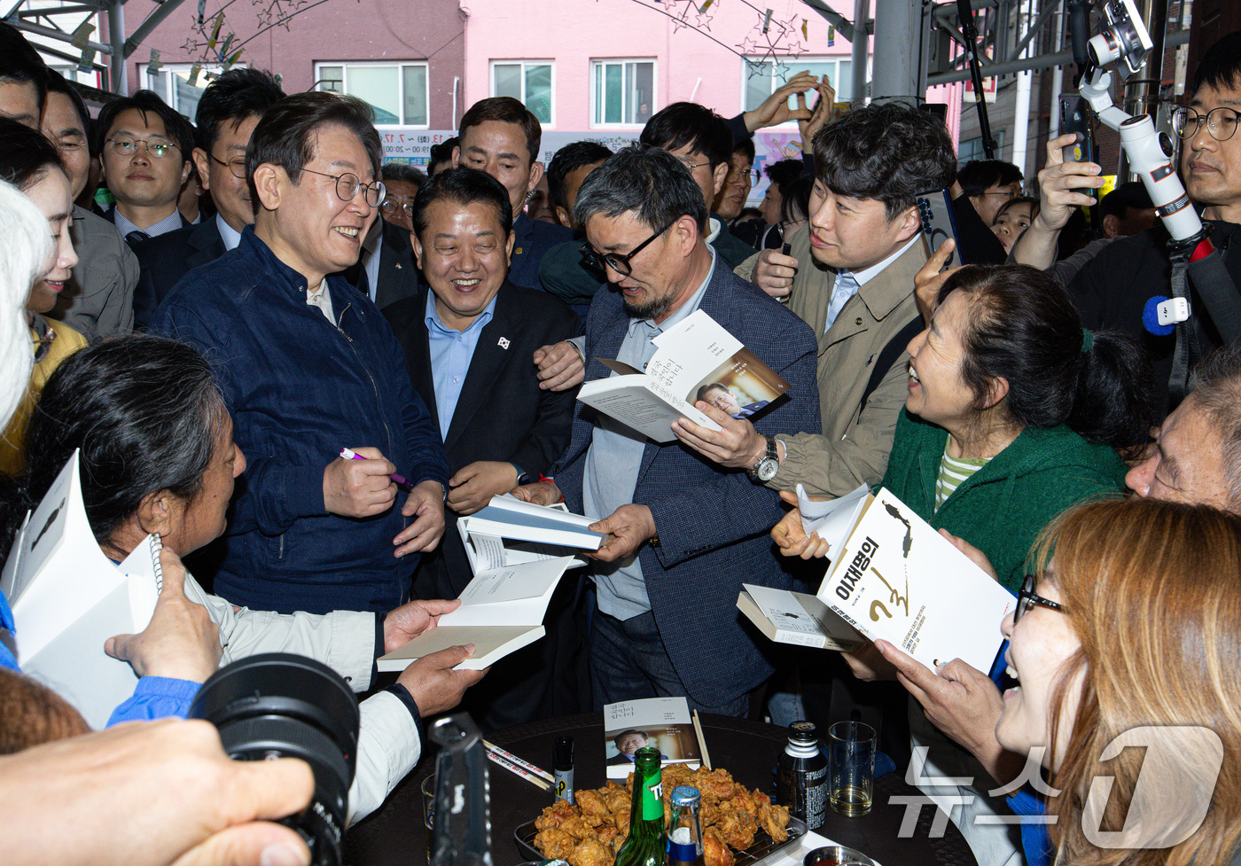 (고성=뉴스1) 이재명 기자 = '골목골목 경청투어 : 접경벨트편'에 나선 이재명 더불어민주당 대통령 후보가 2일 오후 강원 고성군 거진전통시장에서 시민들과 대화를 하는 도중 미소 …