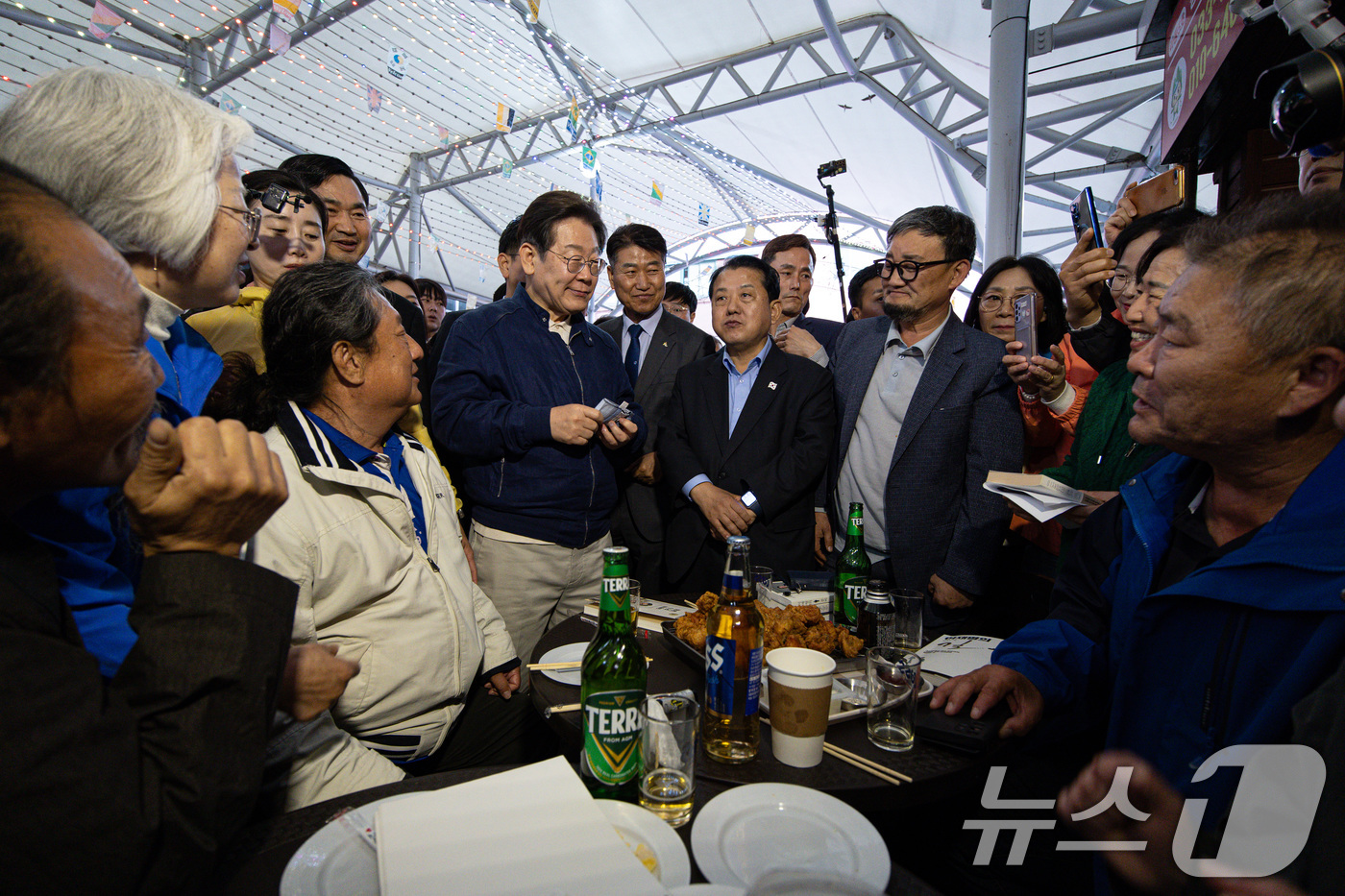 (고성=뉴스1) 이재명 기자 = '골목골목 경청투어 : 접경벨트편'에 나선 이재명 더불어민주당 대통령 후보가 2일 오후 강원 고성군 거진전통시장에서 시민들과 대화를 하고 있다. 2 …