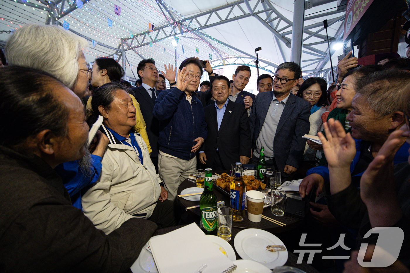 (고성=뉴스1) 이재명 기자 = '골목골목 경청투어 : 접경벨트편'에 나선 이재명 더불어민주당 대통령 후보가 2일 오후 강원 고성군 거진전통시장에서 시민들에게 인사하고 있다. 20 …